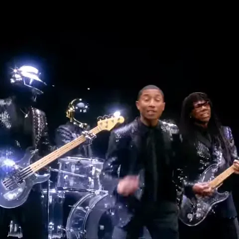 Анимация Pharrell Williams, исполняющего песню и танцующего перед группой музыкантов в зеркальных шлемах.