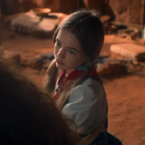 Анимация девочки Холли Уилер из сериала «Очень странные дела», которая поворачивается к камере с недовольным лицом на фоне пустыни.