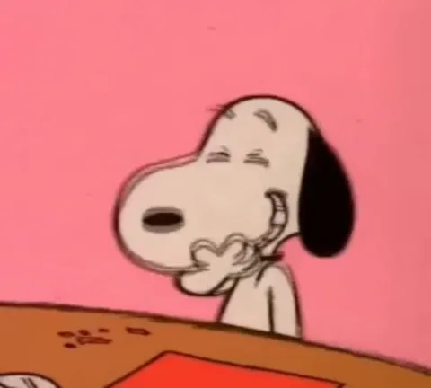 Анимация с персонажем Снупи из комикса Peanuts, который смеется и прикрывает рот рукой на розовом фоне.