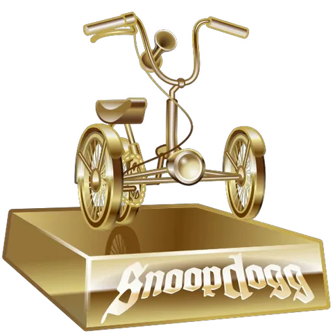 Золотой трицикл на пьедестале с готической надписью SnoopDogg и световыми эффектами.