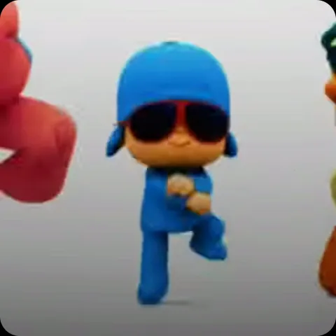 3D-персонаж Pocoyo в синем костюме и очках танцует на светлом фоне.