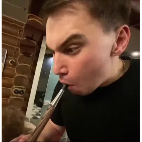 Анимация молодого человека в черной футболке, который курит кальян и выпускает облако дыма изо рта и носа.