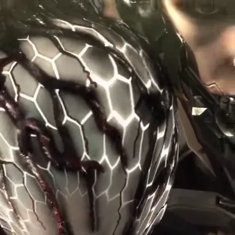 Анимация крупного плана лица и плеча киборга Рейдена из игры Metal Gear Rising, на его белую броню попадает кровь.