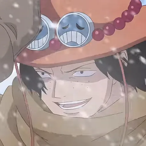 Анимация персонажа Эса из аниме One Piece, который улыбается на фоне падающего снега.