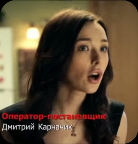 Анимация с девушкой, которая эмоционально говорит крупным планом.