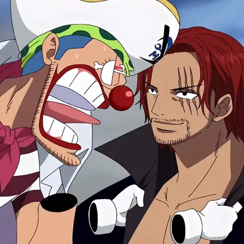 Анимация из One Piece: Багги в белом плаще и шляпе адмирала кричит на Шанкса, который смотрит на него с улыбкой.
