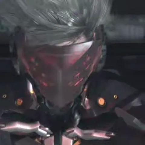 Анимация из игры Metal Gear Rising: Revengeance, где Raiden надевает кибернетическую маску с горящим визором.