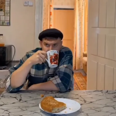 Усы, кепка, чай, поворот головы