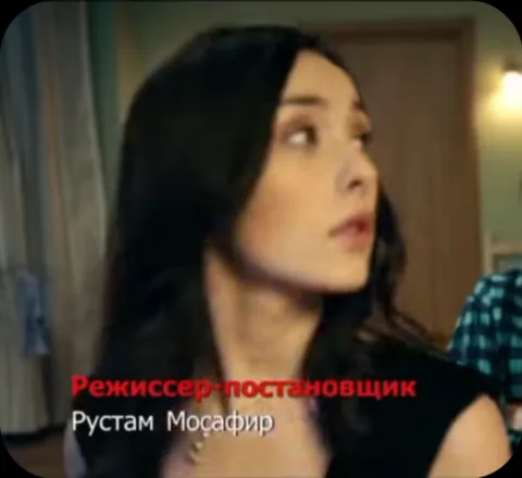 Анимация девушки с темными волосами, которая смотрит по сторонам с удивленным лицом.