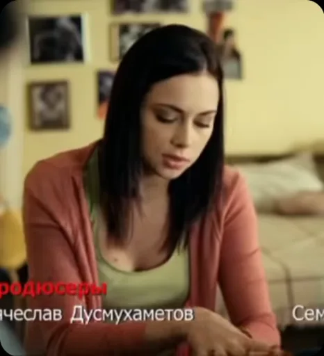 Анимация с женщиной, которая пожимает плечами и разводит руки ладонями вверх.