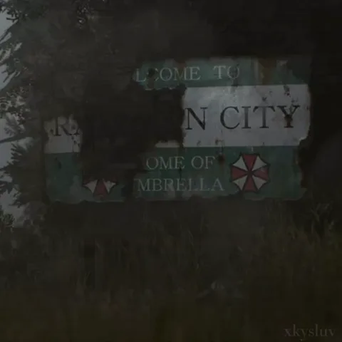 Анимация показывает разрушенный дорожный знак с надписью Welcome to Raccoon City Home of Umbrella в лесу.