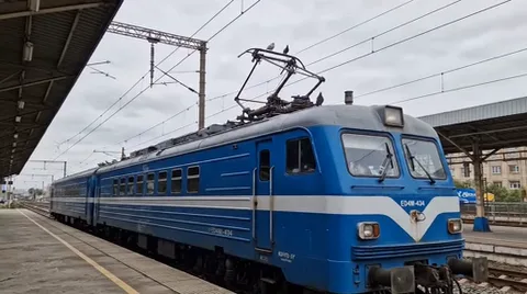 На видео синий поезд на платформе, на крыше которого происходит разряд тока, после чего стая птиц разлетается в стороны.