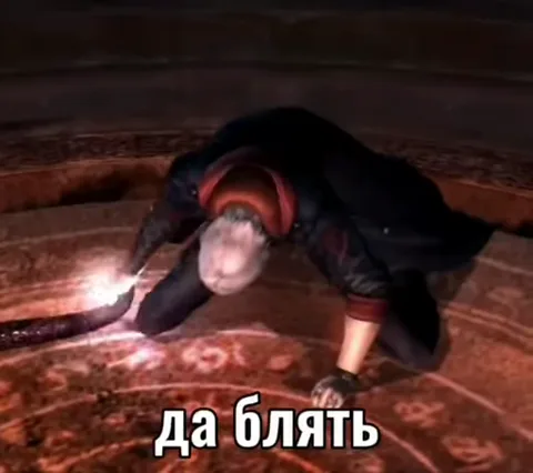 Белокурый персонаж в темной одежде резко опускается на колени на фоне арены, сопровождая действие матом.