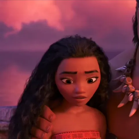 Анимация Моаны из мультфильма Disney, которая поднимает взгляд и улыбается на фоне заката.