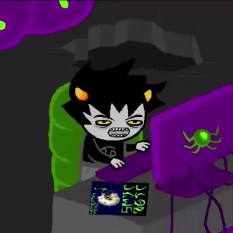 Анимированный персонаж в стиле Homestuck сидит за столом перед монитором с зелёным пауком.