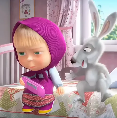 3D-анимация: девочка в фиолетовом платке держит розовый планшет, серый заяц тянется к нему, затем забирает, но девочка возвращает устройство и скрещивает руки.
