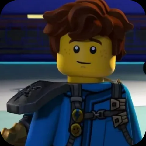 Анимированный персонаж LEGO Ниндзяго Джей в синей броне с коричневыми волосами моргает на тёмном фоне.