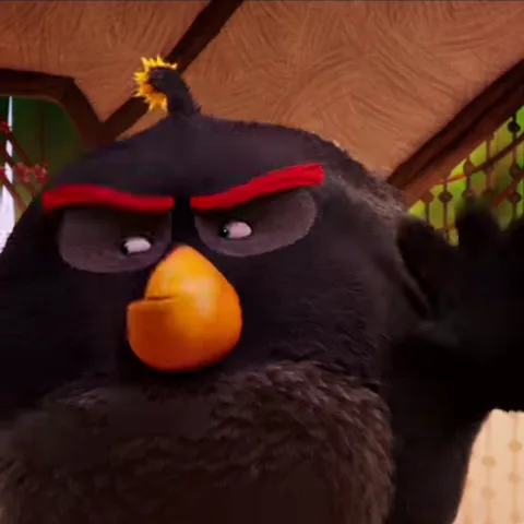 Анимация персонажа Бомба из игры Angry Birds, который разговаривает и машет крылом.