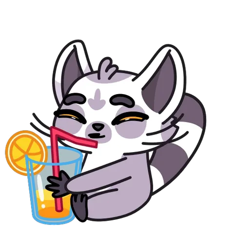 Серо-белый мультяшный зверёк с полосатым хвостом пьёт оранжевый напиток из стакана через красную трубочку, на краю стакана долька апельсина.