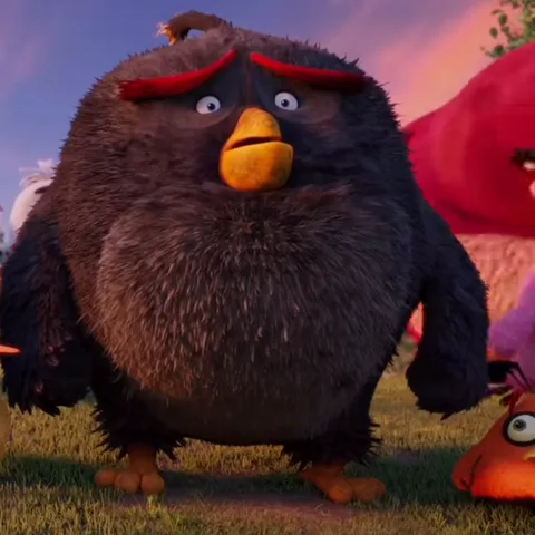 Анимация с чёрным круглым персонажем Бомбом из Angry Birds, который моргает и успокаивается.