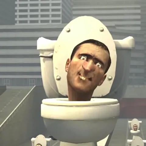 3D-анимация головы человека, торчащей из унитаза. Лицо искажено криком, рот широко открыт, видны зубы. На заднем плане городские здания.