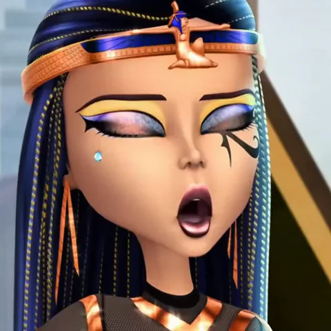 Анимация крупного плана лица персонажа Клео де Нил (Monster High), которая моргает и удивленно открывает рот.