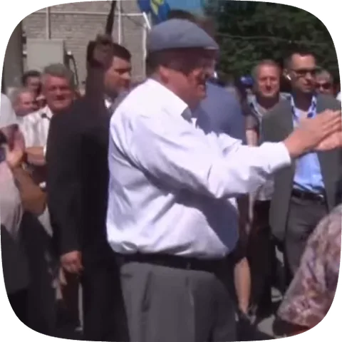 Анимация с мужчиной в очках и кепке, который активно аплодирует на фоне группы людей.
