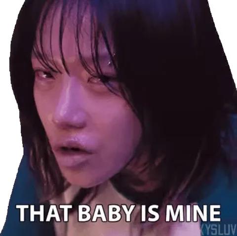 Девушка в зелёном костюме угрожающе смотрит и произносит фразу «That baby is mine».