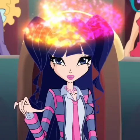 Персонаж мультсериала Winx Club Муса с темными волосами в хвостиках. В начале анимации над ее головой вспыхивает золотистая магия, которая затем превращается в большую фиолетовую шляпу с оранжевым цветком и розовым пером.
