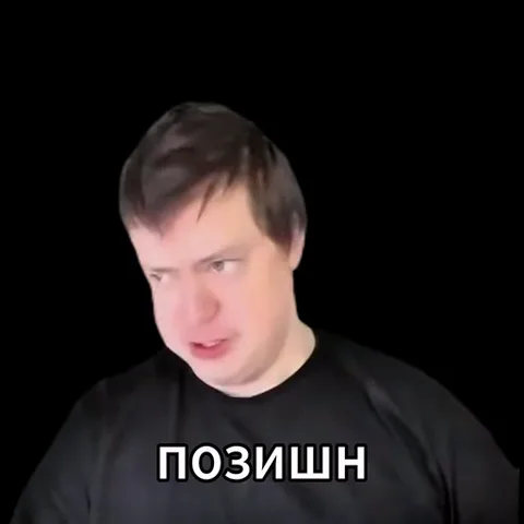 Мужчина в черной футболке на черном фоне говорит фразу, сопровождаемую субтитрами.