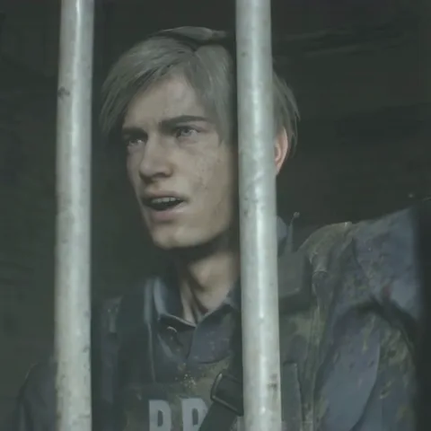 Анимация, где Леон Кеннеди из игры Resident Evil стоит за решеткой, его лицо выражает тревогу.