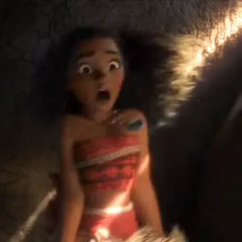 Анимация с персонажем Моана из мультфильма Disney, которая испуганно и сосредоточенно озирается в темноте.