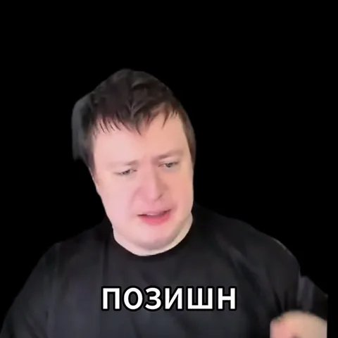 Анимация молодого человека в черной футболке, который эмоционально разговаривает и жестикулирует на черном фоне.