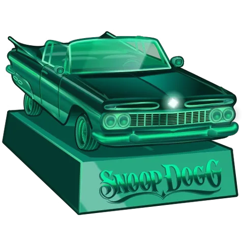 Зелёный автомобиль лоурайдер на подставке с надписью Snoop Dogg, который подпрыгивает и светится фарами.