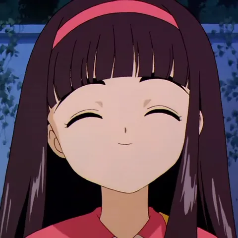 Девушка из аниме Cardcaptor Sakura (Томоё) с закрытыми глазами и широкой улыбкой