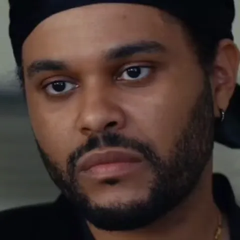Анимация с лицом The Weeknd, который хмурится и смотрит исподлобья вбок.