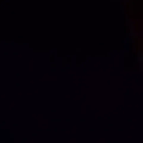 Анимация девушки, заглядывающей из-за угла.
