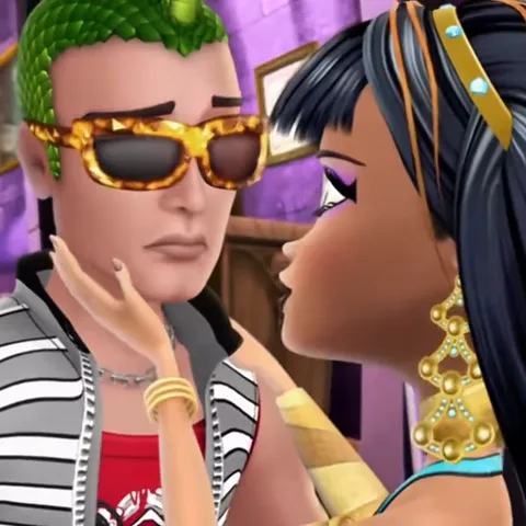 Анимация из серии Monster High: Клео де Нил ласково обнимает и гладит по лицу персонажа мужского пола с зелеными волосами и очками.