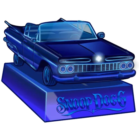 Синий автомобиль лоурайдер на пьедестале с именем Snoop Dogg выполняет прыжки на гидравлической подвеске.