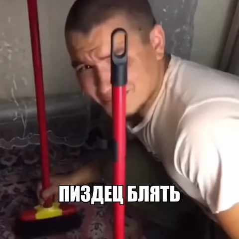 Мужчина с шваброй реагирует на происходящее матом и отчаянием.