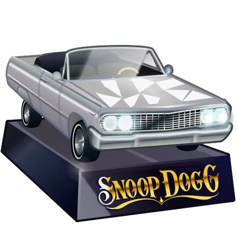 Серебристый автомобиль-кабриолет на черном постаменте с надписью «Snoop Dogg» золотыми буквами. Автомобиль анимированно подпрыгивает передней частью вверх, демонстрируя работу гидравлической подвески. В одном из кадров появляются белые крылья и золотой нимб.