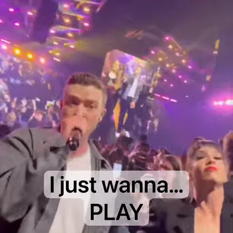 Анимация с певцом на сцене под фиолетовым светом и текстом «I just wanna... PLAY».