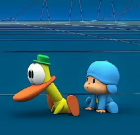 Анимация с персонажами Pocoyo и Pato, сидящими рядом на фоне моста.