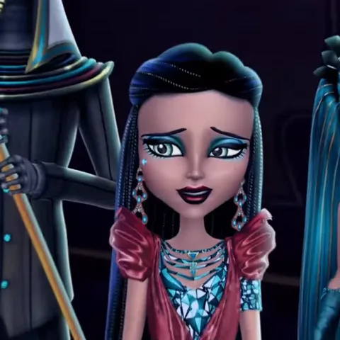 3D-анимация персонажа Клео де Нил из Monster High. Она одета в египетский стиль, стоит рядом с мумией и другой девушкой, её лицо выражает грусть, она вздыхает.