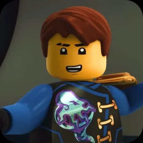 Анимированный персонаж LEGO Ниндзяго, синего цвета, в черном высокотехнологичном жилете с фиолетово-голубой эмблемой, одобрительно кивает головой.