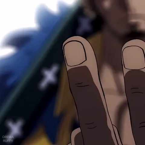Трафальга Ло из аниме One Piece показывает крупным планом свою ладонь с буквами DEATH на пальцах, глядя в камеру с серьезным выражением лица.