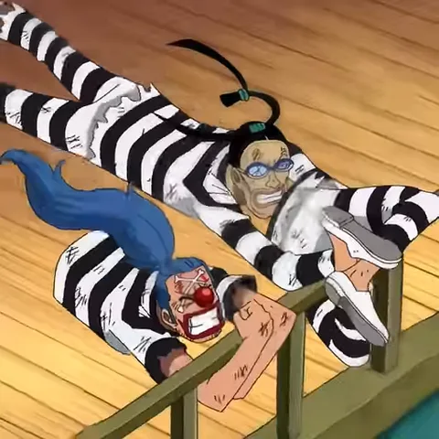 Анимация из One Piece: Багги с синим париком и клоунским носом и его высокий подельник в очках лежат на деревянной палубе, кричат от ужаса и по очереди скатываются за борт корабля.