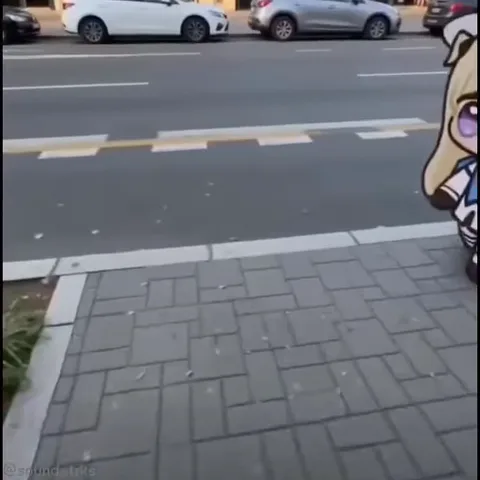 Милый аниме-персонаж в белой одежде и шляпе кричит от злости на фоне реального городского пейзажа.