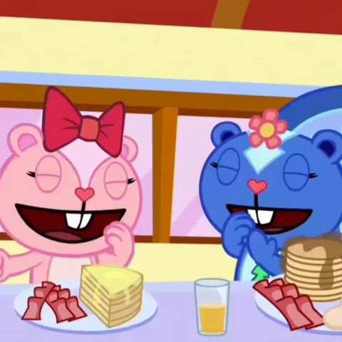 Анимация из Happy Tree Friends: два персонажа, розовый бурундук в бантике и синяя белка с цветком, сидят за столом с едой и радостно улыбаются.