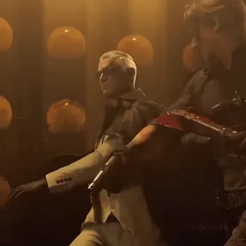 Анимация из игры Resident Evil Requiem: персонаж Альфред дерется с врагом в темном помещении с оранжевыми лампами.
